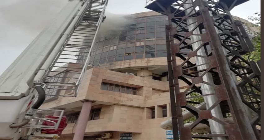 दिल्ली: DGHS की बिल्डिंग में लगी भीषण आग, मौके पर फायर की 22 गाड़िया मौजूद दिल्ली: DGHS की बिल्डिंग में लगी भीषण आग, मौके पर फायर की 22 गाड़िया मौजूद